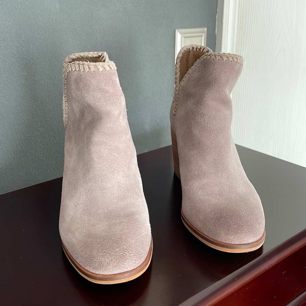 Gorgeous like new lilac suede rustic Frye booties!  Size 5.5. Worn 2 times.